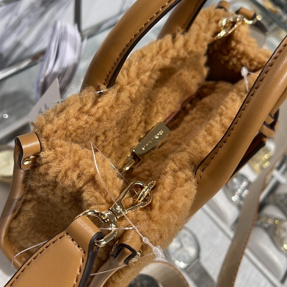 Michael Kors Mirella Extra-Small Sherpa XS SHOPPER XBODY
SHEARLING Crossbody TZ - Picture 16 of 16